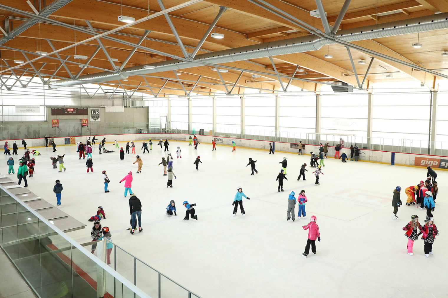 Blick auf Eishalle Leoben mit EisläuferInnen