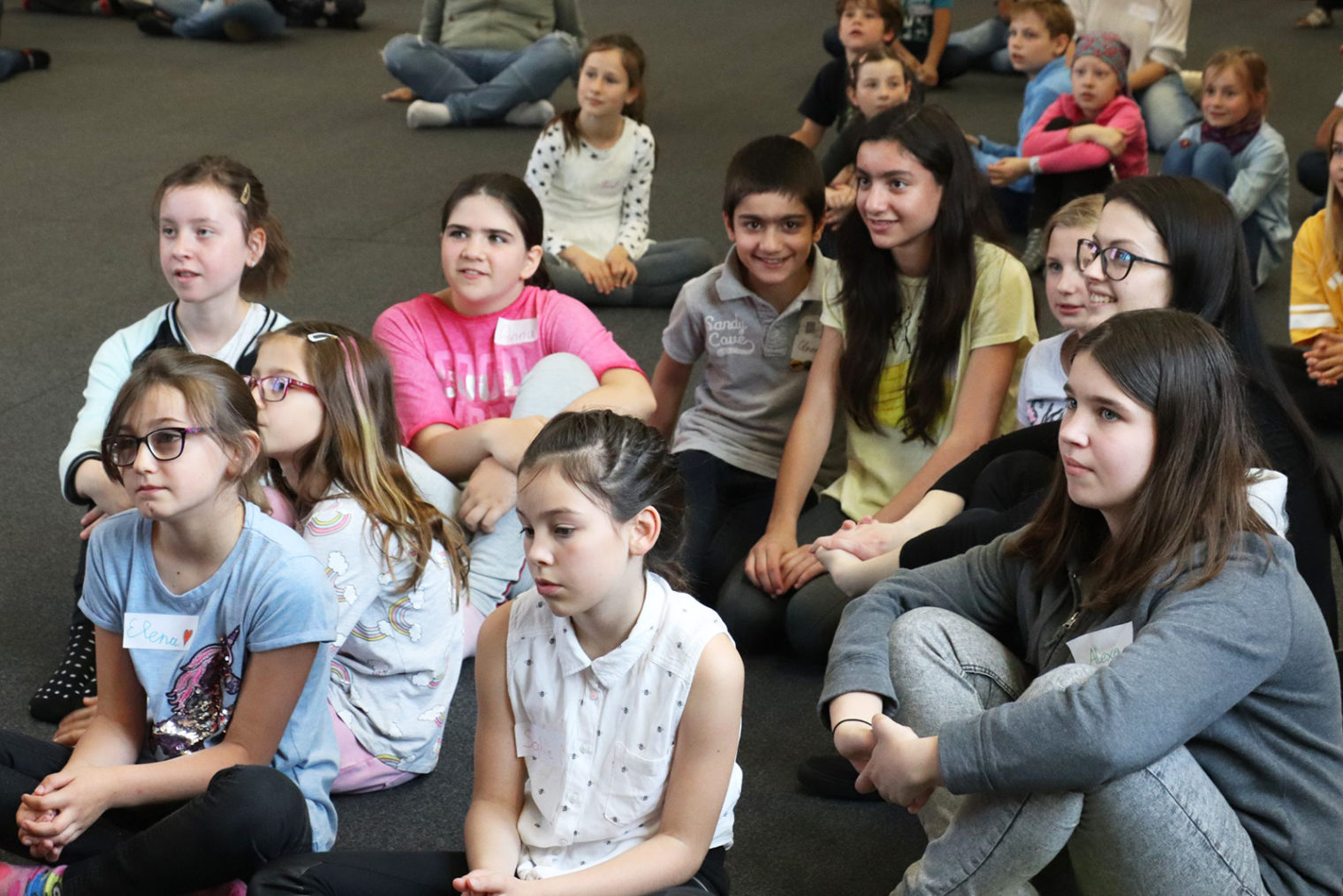 Gruppe von Kindern beim Kindergipfel