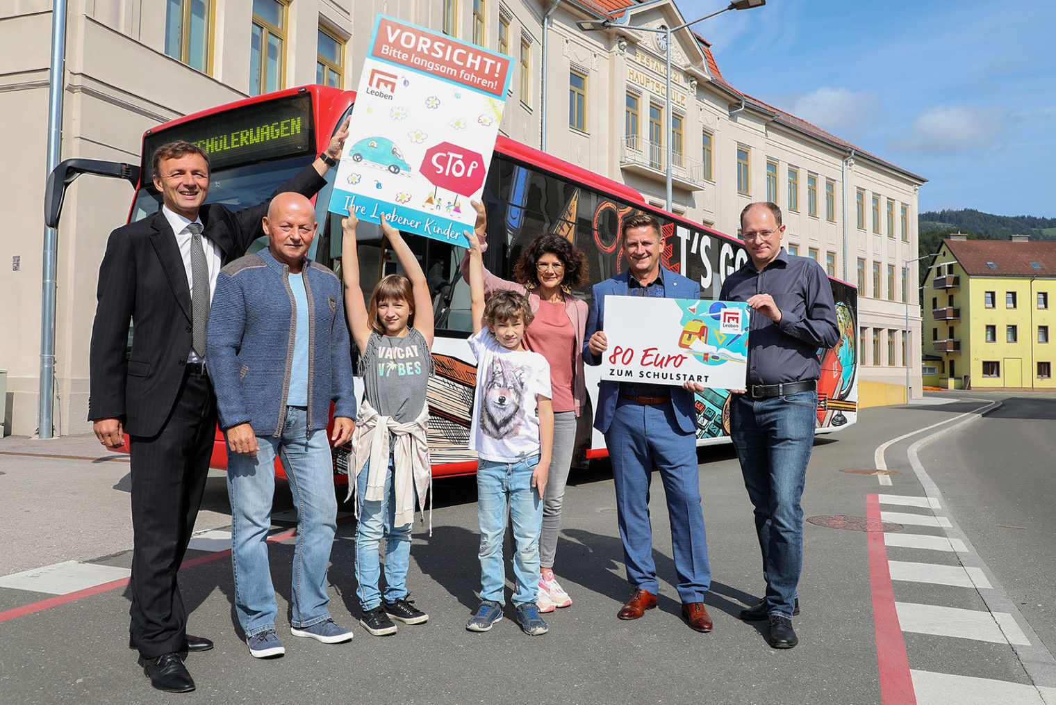 Vertreter Politik und Kinderparlament mit Verkehrsschild