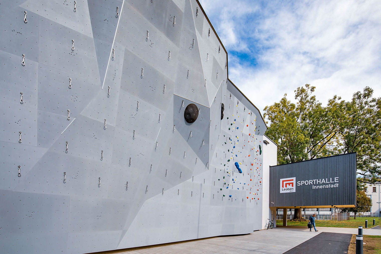 Außenansicht der Sporthalle Innenstadt Leoben mit Kletterwand