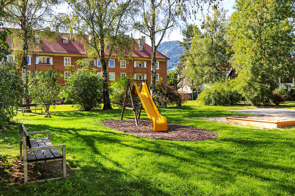 Slide and play equipment at the Südtiroler Hof playground