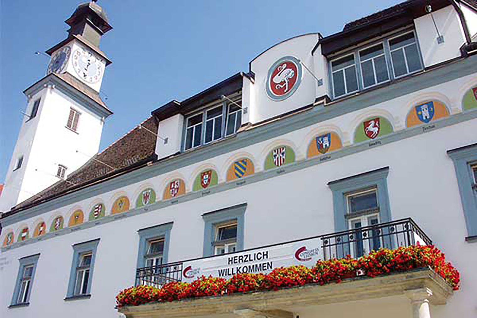 Altes Rathaus (Congress Leoben) mit Stadtwappen an der Fassade