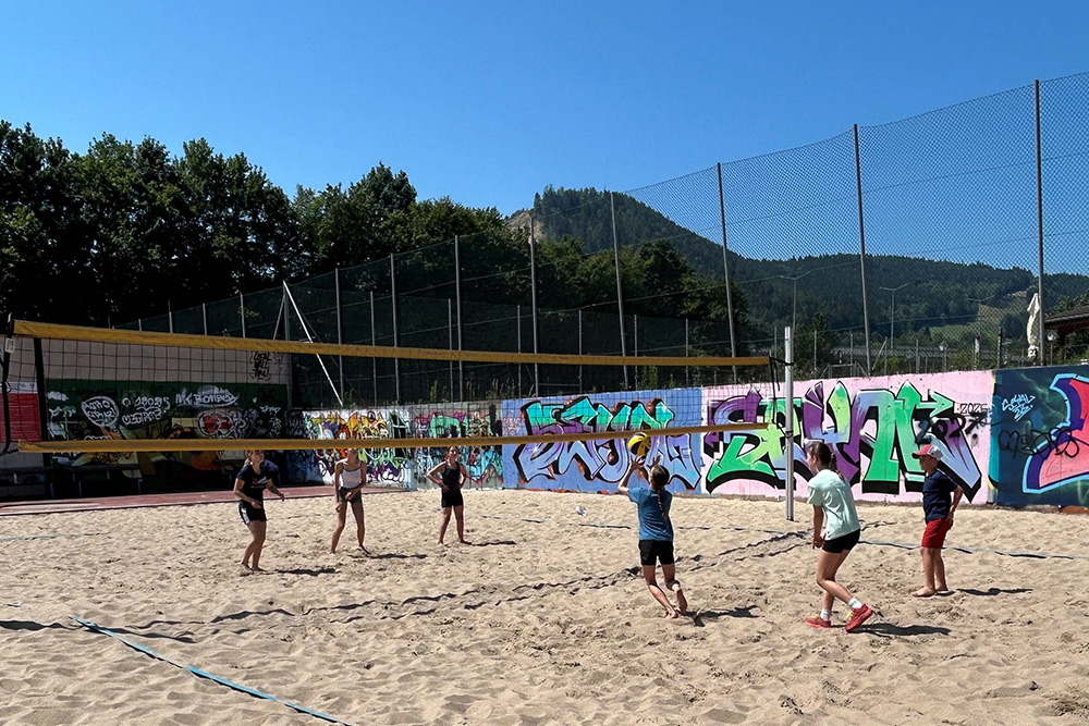 Kinder und Jugendliche spiele Beachvolleyball im Sportzentrum Tivoli