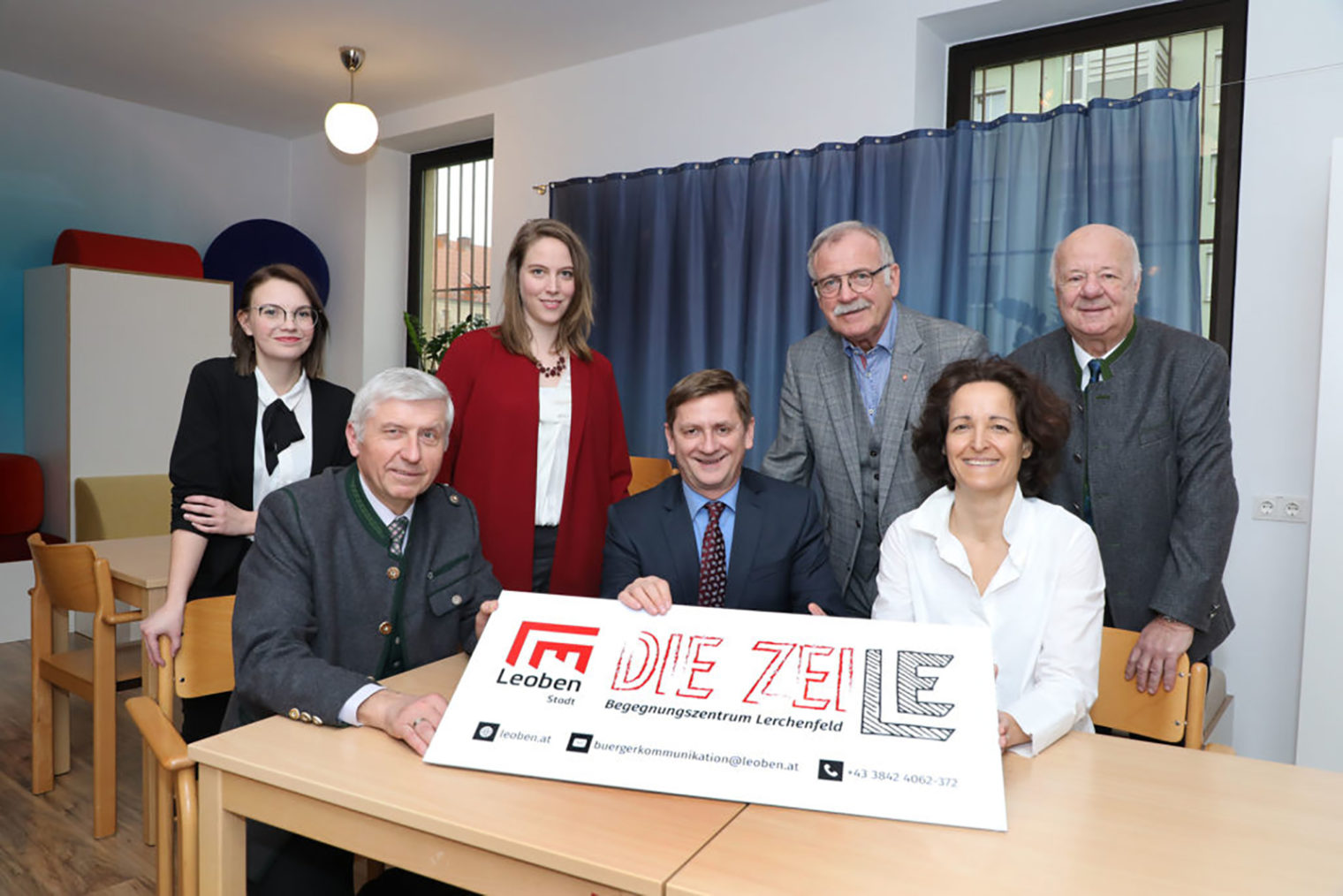 Gruppenbild mit städtischen Vertretern im Begegnungszentrum