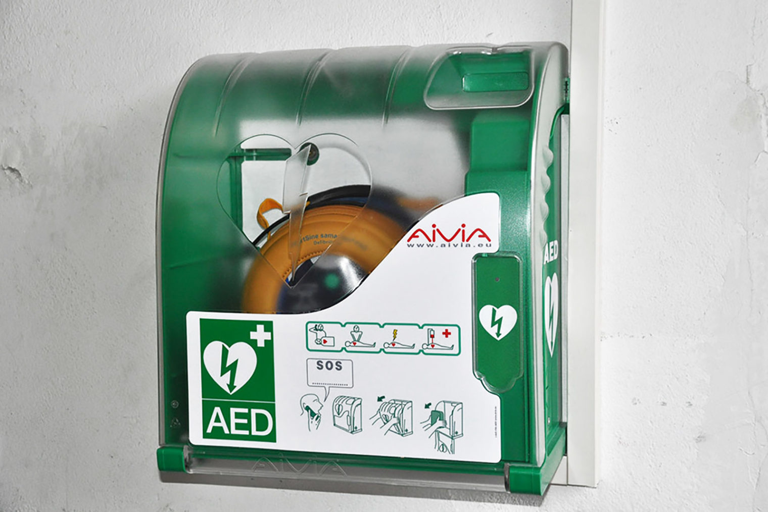 An Wand montierter Defibrillator