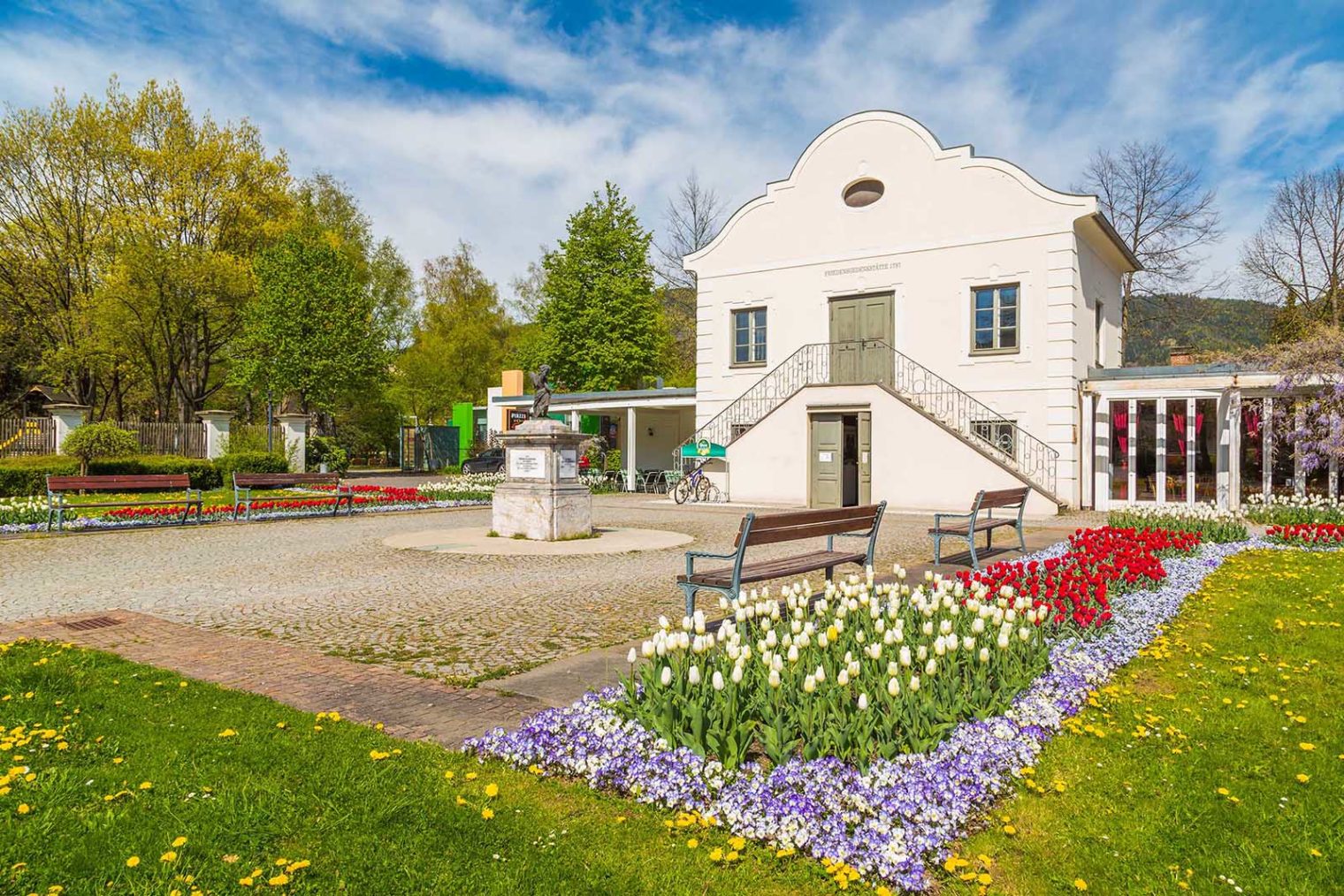 Entrance of Eggenwaldsches Gartenhaus at Glacis Park