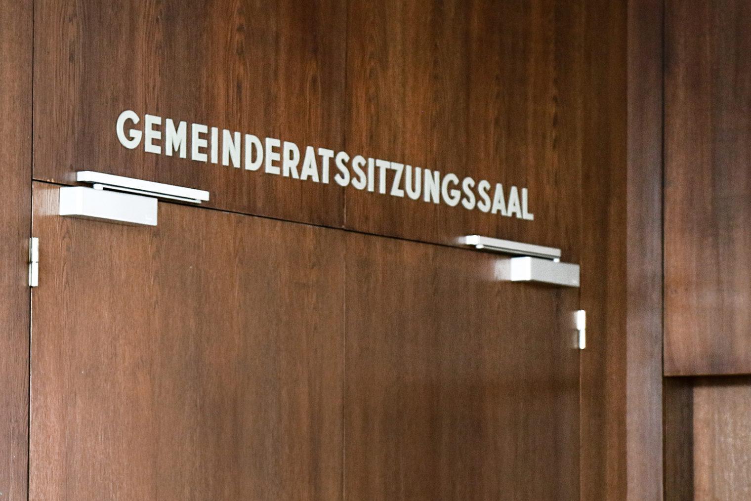 Schriftzug Gemeinderatssitzungssaal im Rathaus Leoben