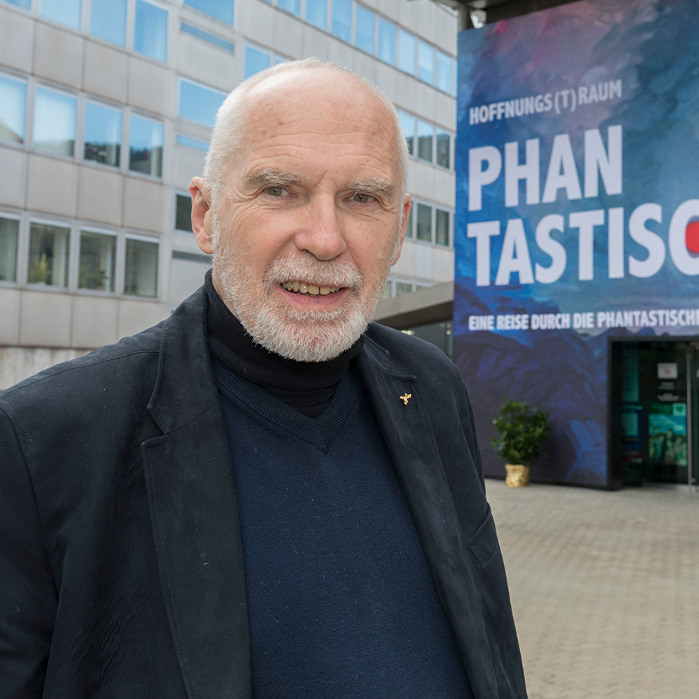Prof. Gotthard Fellerer in front of the MuseumsCenter