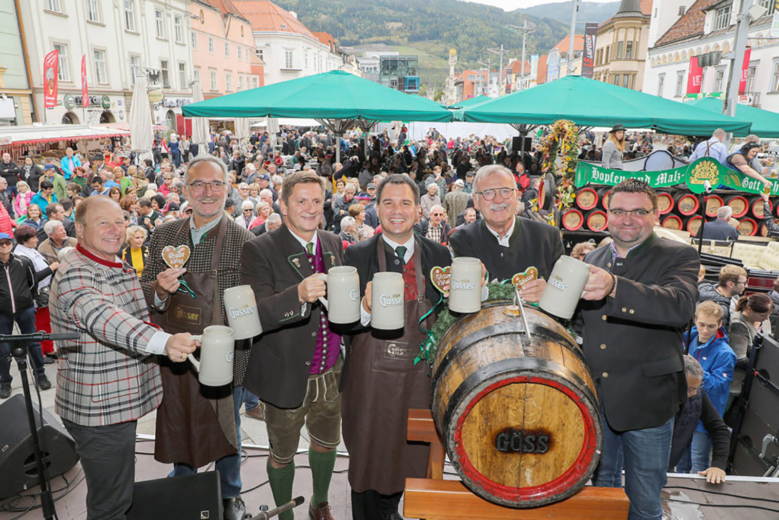 Gruppenbild beim Bieranstich