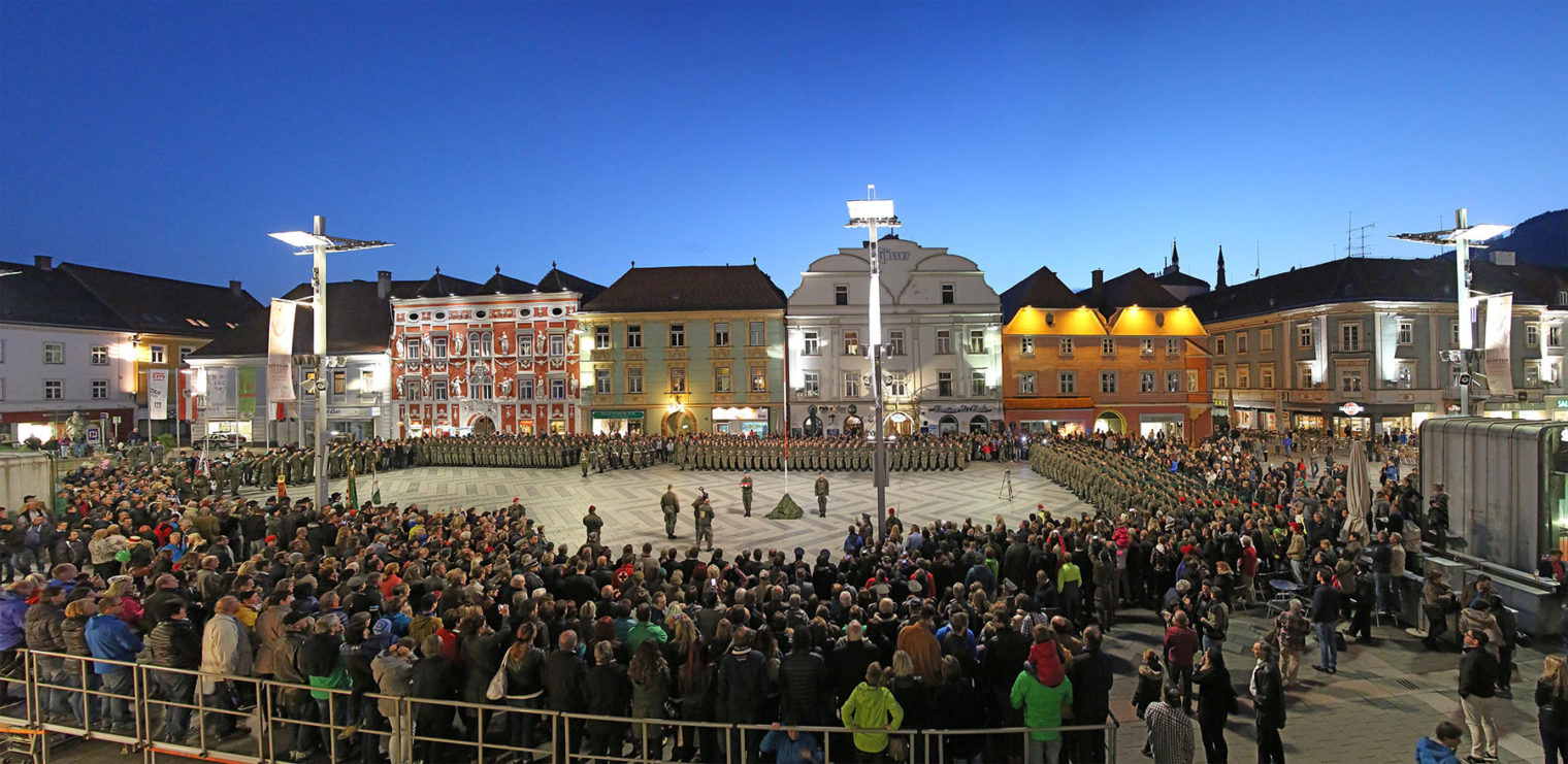 Panorama vom Leobener Hauptplatz mit Rekruten und Zusehern