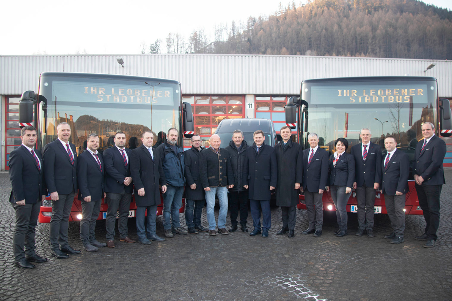 Gruppenbild vor den neuen Niederflurbusse