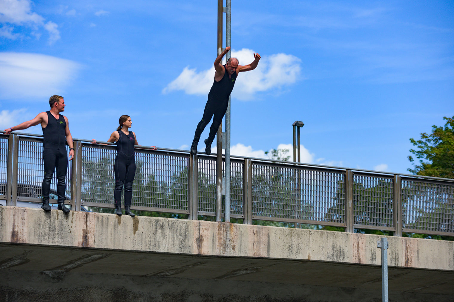 Leobens Vizebürgermeister Max Jäger beim Sprung von der Südbahnbrücke in die Mur