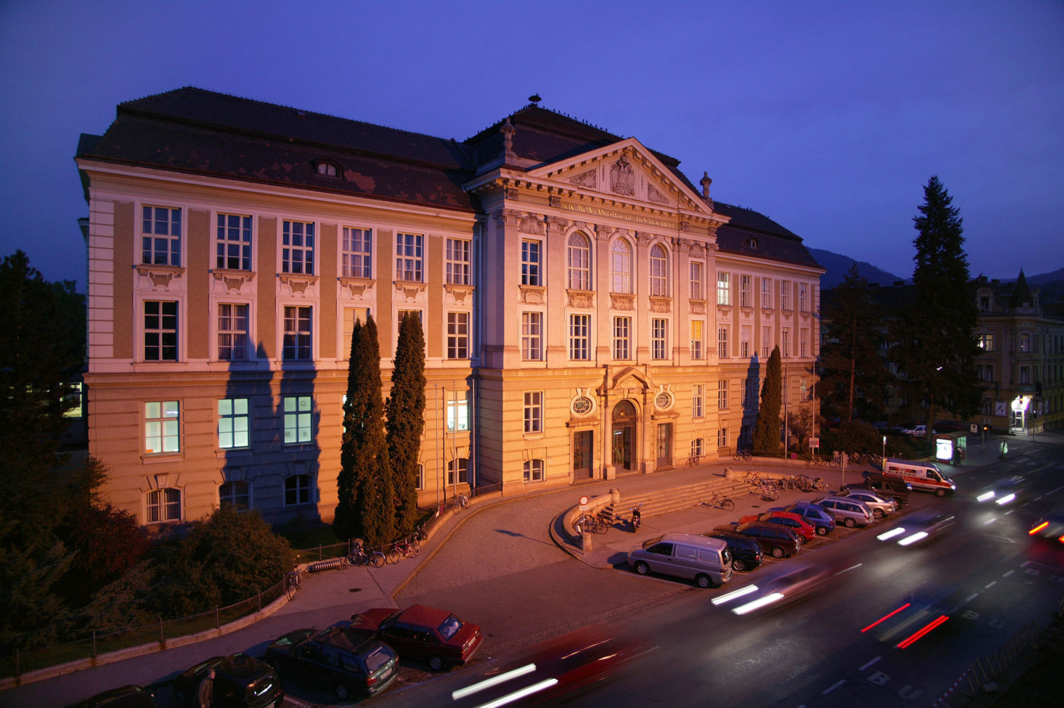 Montanuniversität at night