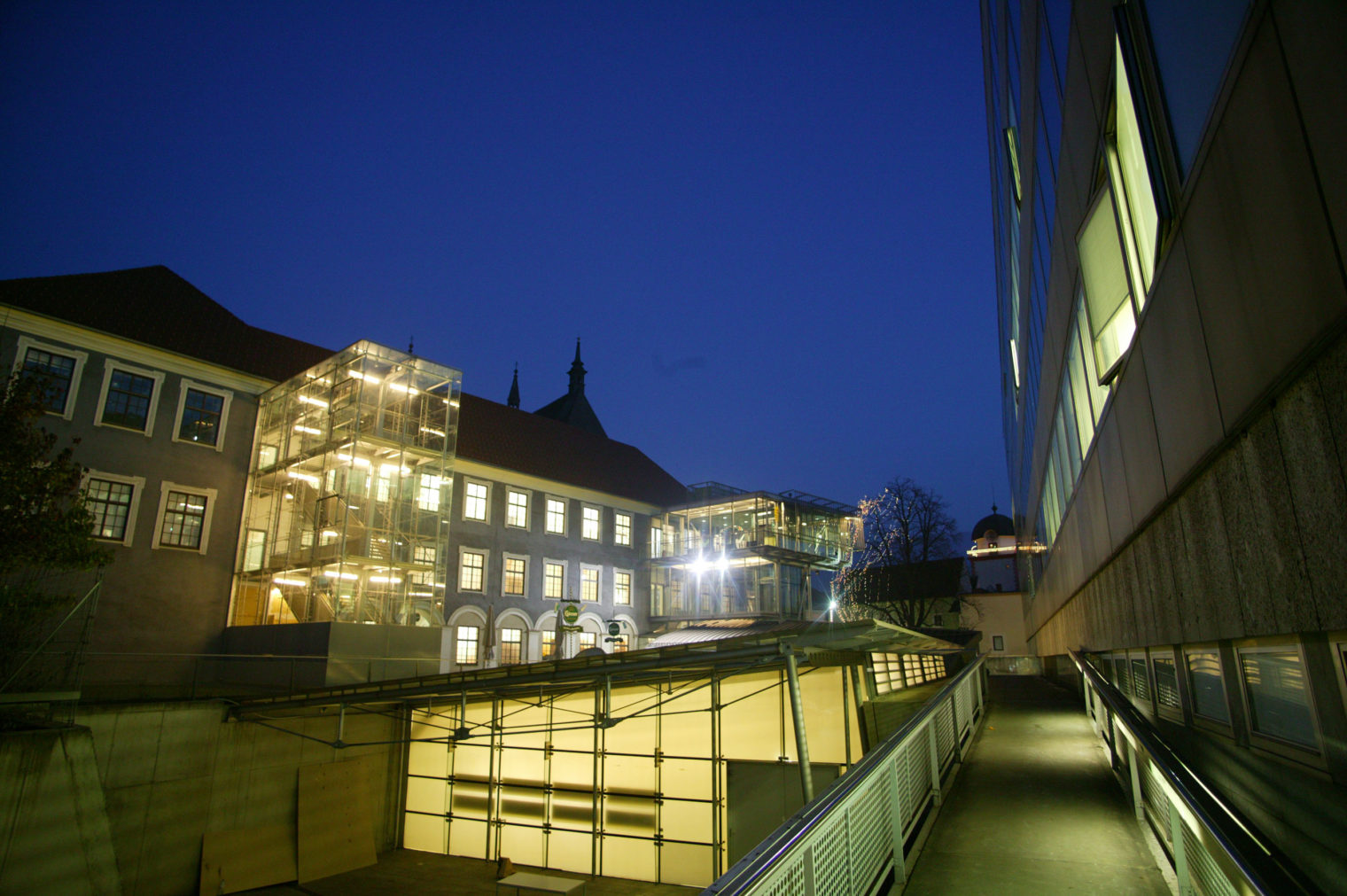 MuseumsCenter / KulturQuartier at night