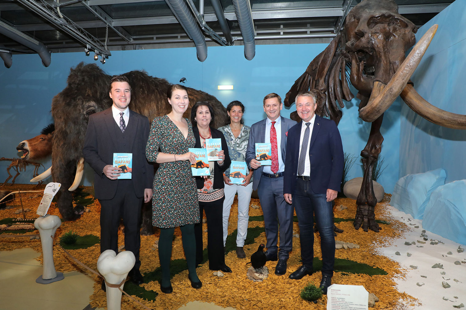 Gruppenbild zur Ausstellungseröffnung
