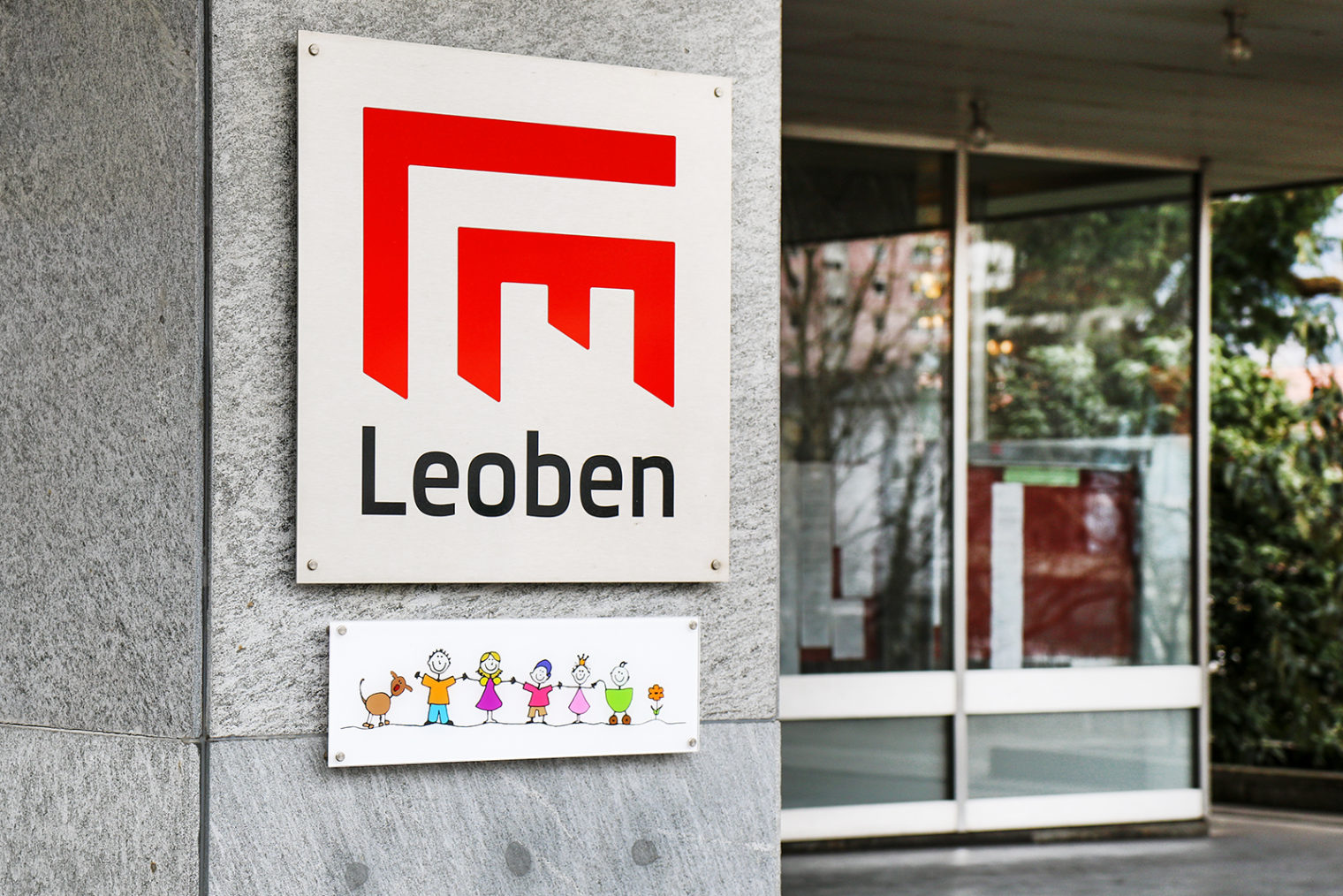 Rathauseingang mit Leoben-Logo
