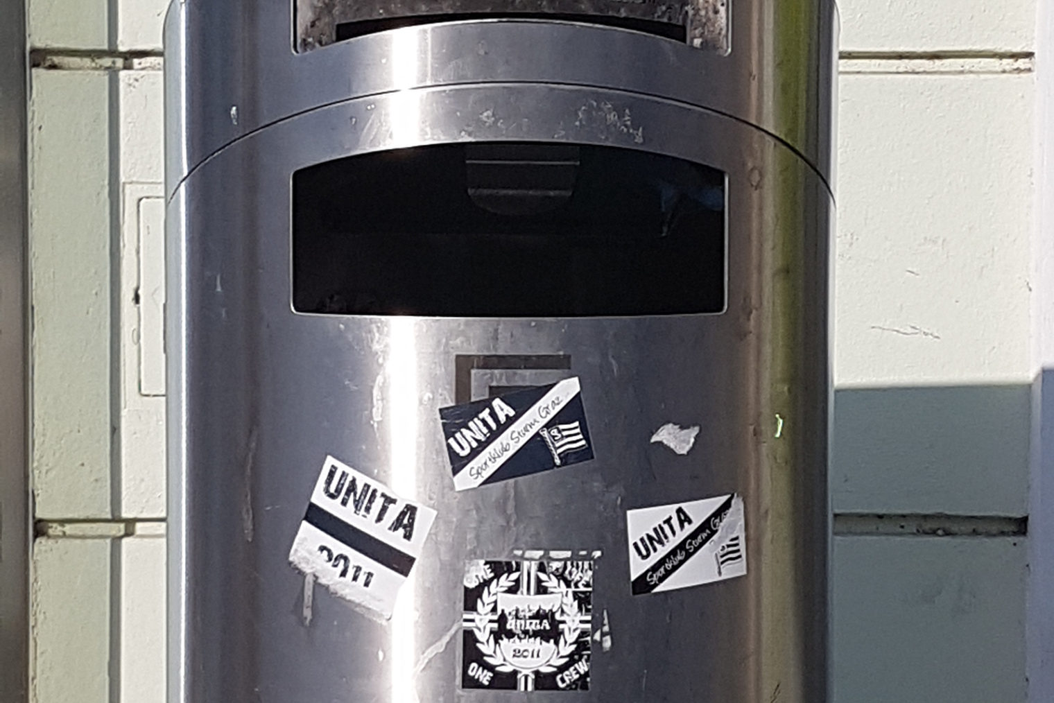 Verunreinigung durch Aufkleber