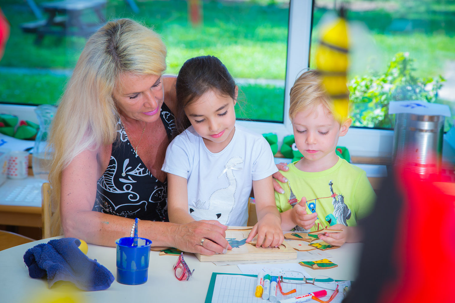 Betreuerin mit zwei Kindern