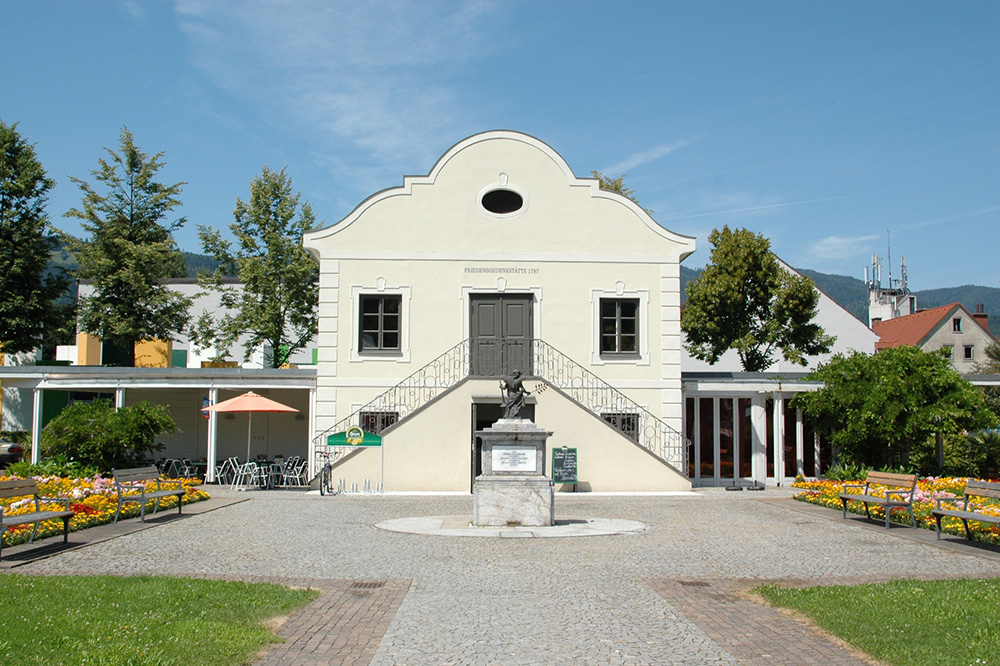 Gebäude mit Statue