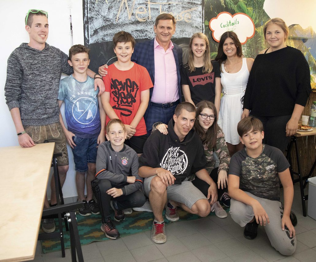 Bürgermeister mit Jugendlichen