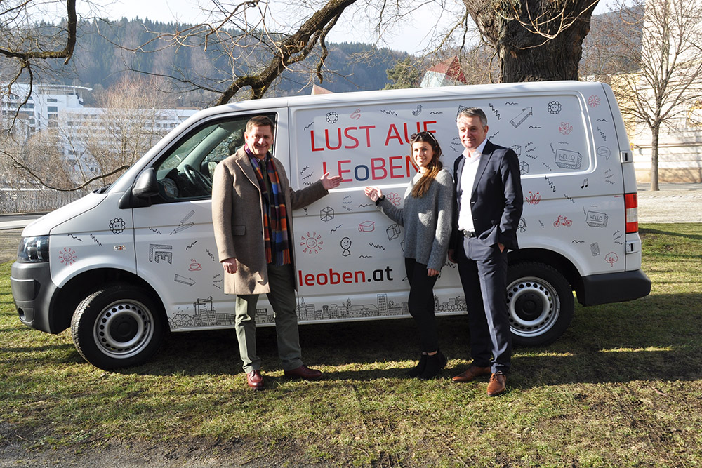 Beklebter Bus mit Stadtverantwortlichen