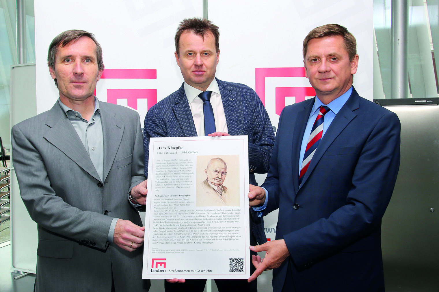 Stadtverantwortliche mit Muster einer Zusatztafel