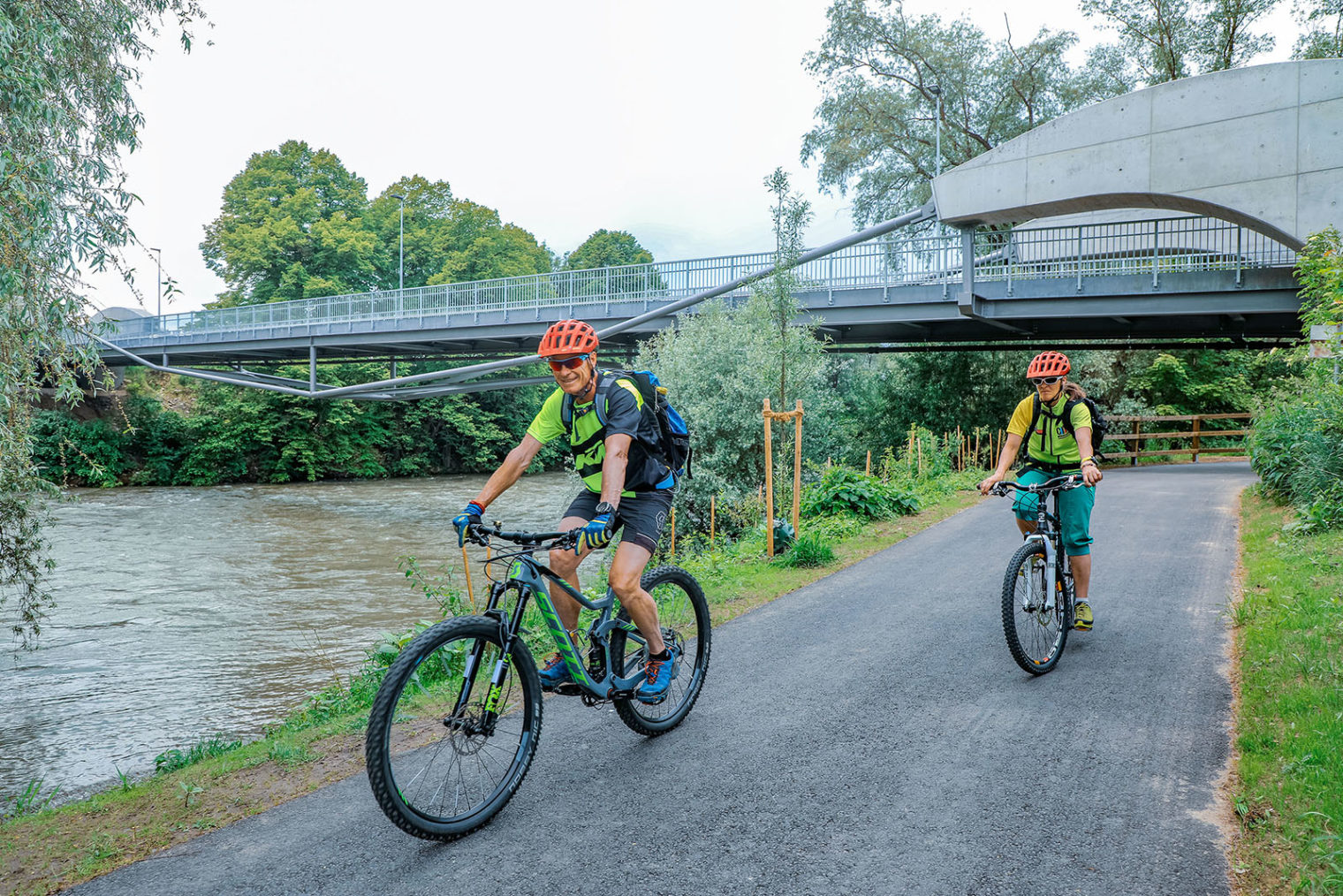 Zwei Radfahrer am Radweg Probleber Siedlung