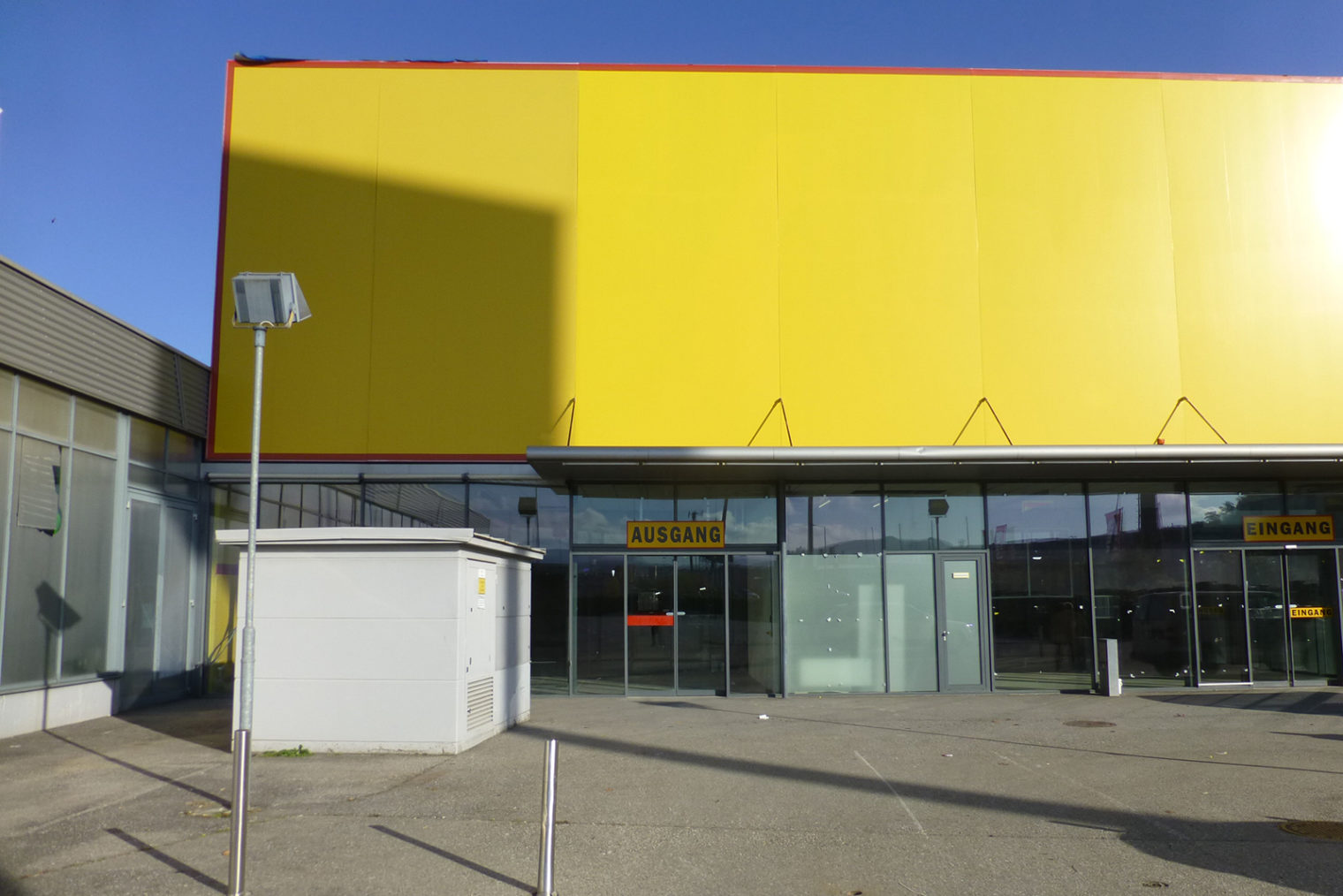 Außenansicht der ehemalige Baumax-Halle