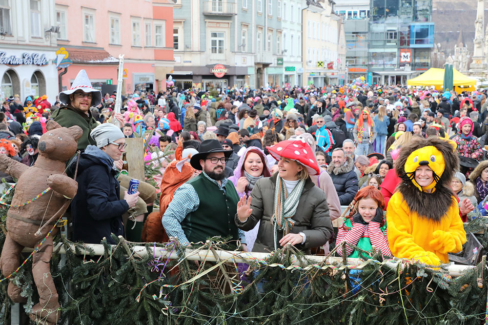 Kostümierte Faschingsbegeisterte beim Faschingsumzug in Leoben