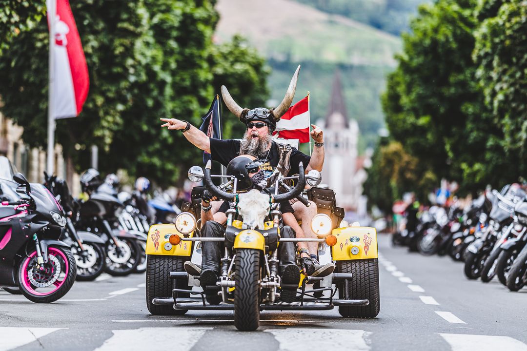 Paradestraße mit Bikern in Leoben