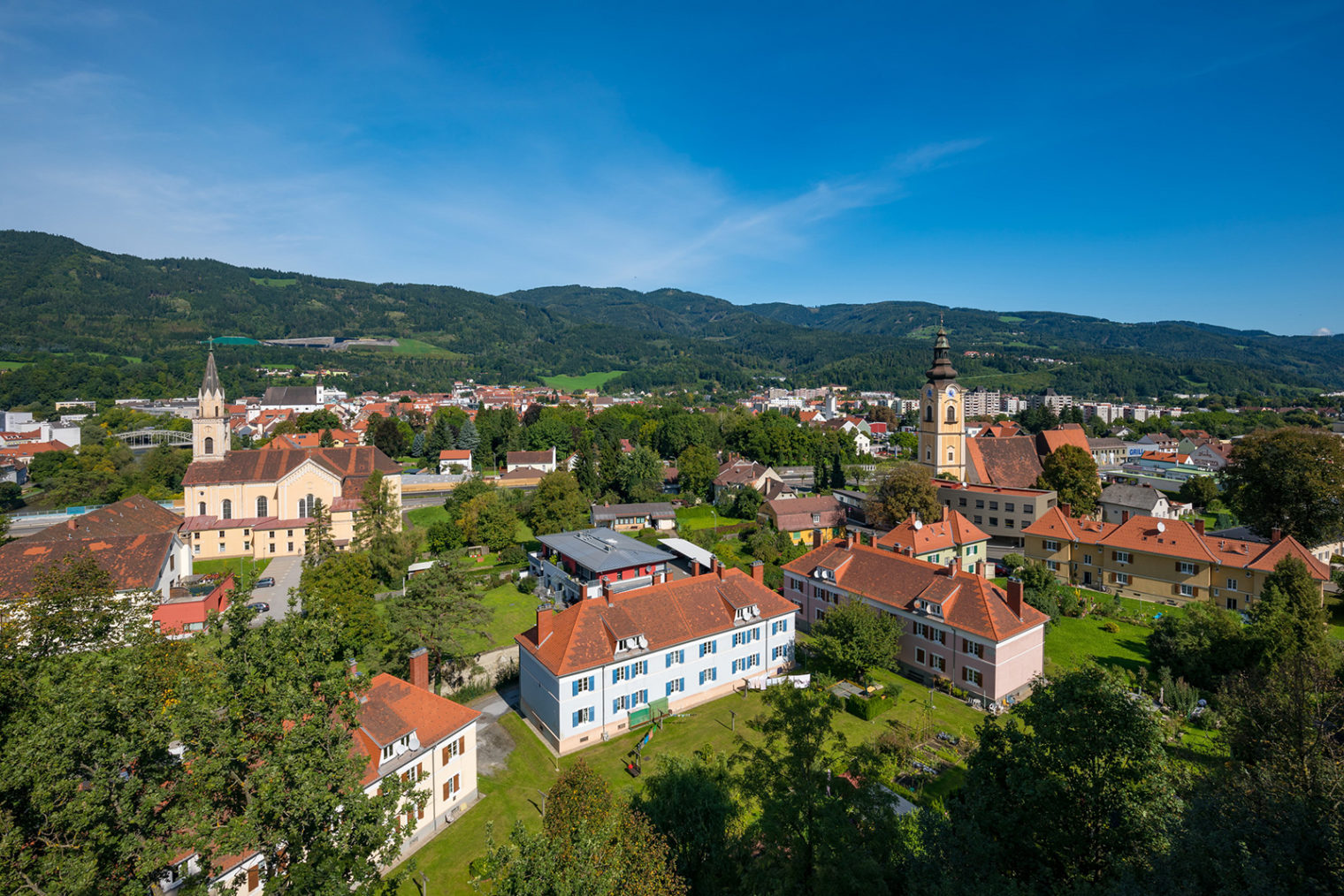 Siedlungsgebiet Mühltal mit St. Alfons Kirche und Jakobikirche