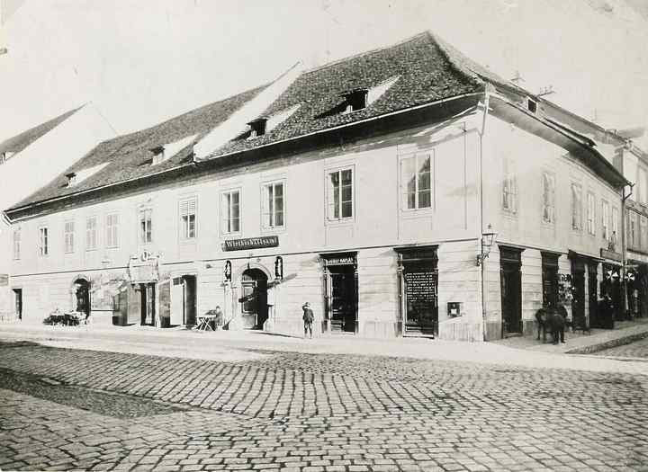 Außenansicht des Stadttheaters Leoben um 1900