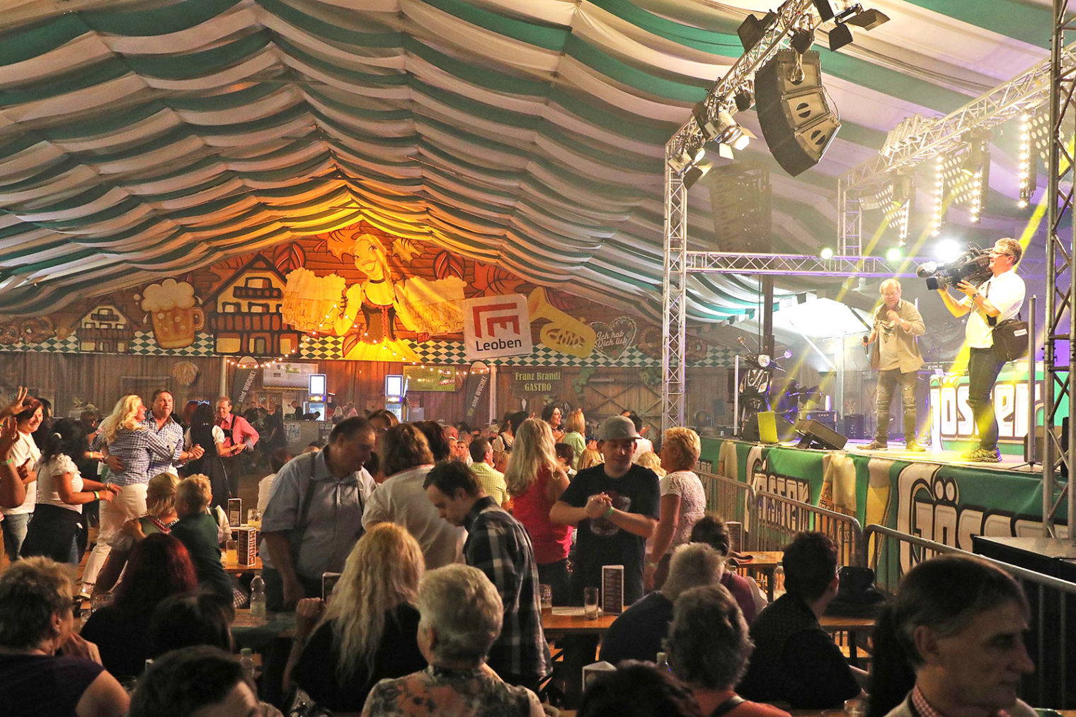 Feiernde Gäste am Leobener Wiesenfest