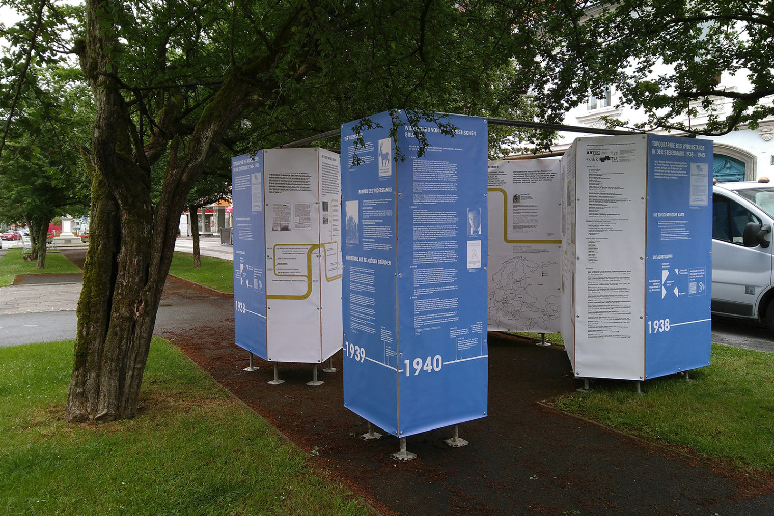 Ausstellung der Tpografie des Widerstand in einer Parkanlage