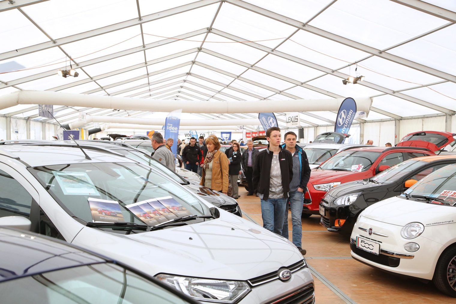 Interessierte sehen sich die Ausstellungsfahrzeuge bei der Automesse Leoben an