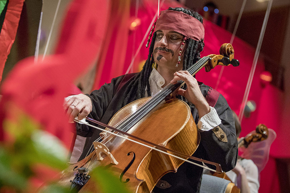 Verkleideter Musiker beim Leobener Faschingskonzert