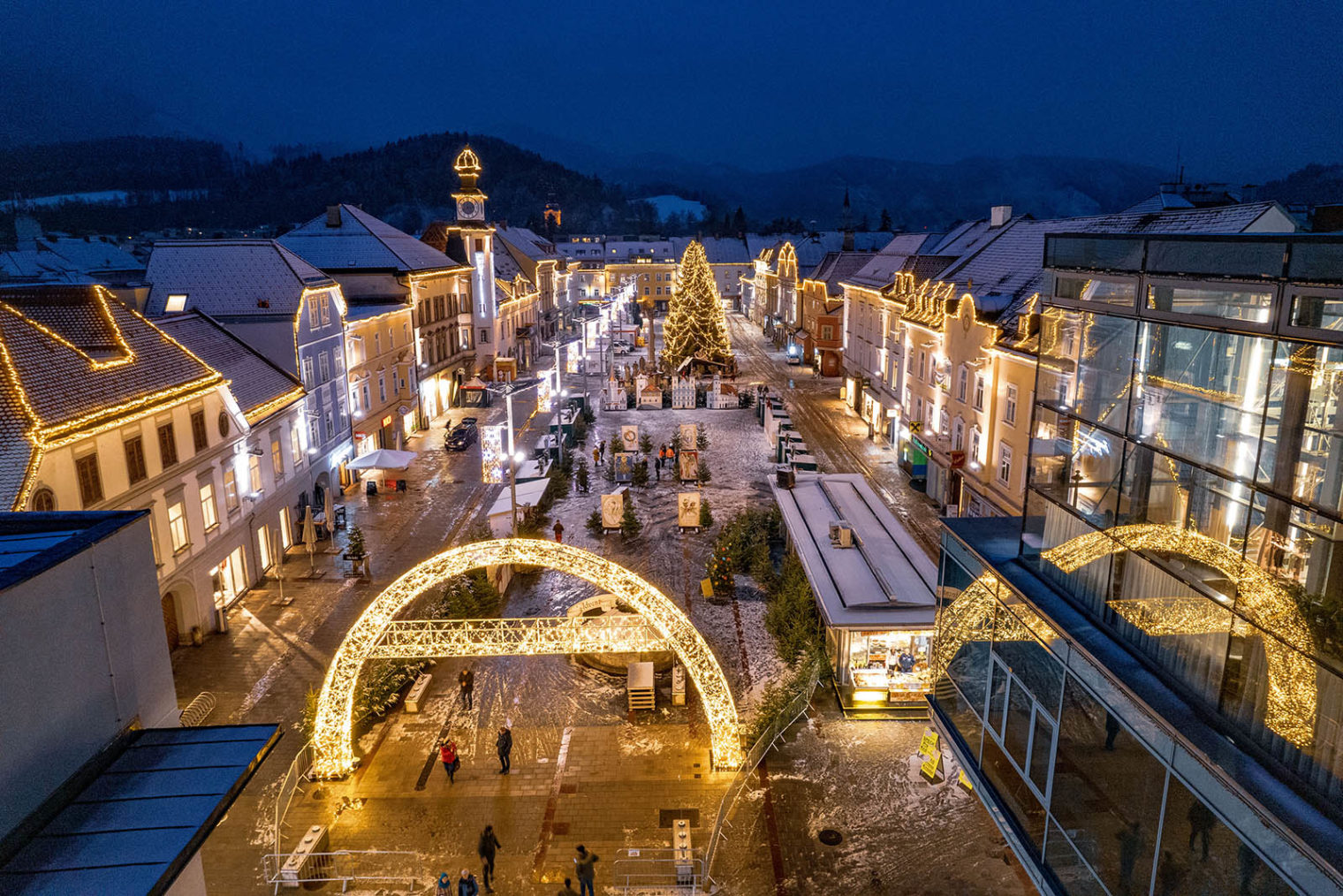Blick auf den weihnachtlichen Hauptplatz Leoben