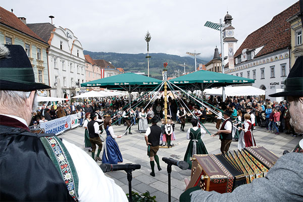 Musikanten und tanzende Personen beim Maifest in Leoben