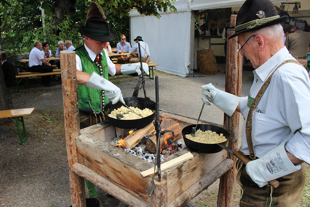 Zwei Männer bereiten das Essen am Oberlandler Kirchtag zu