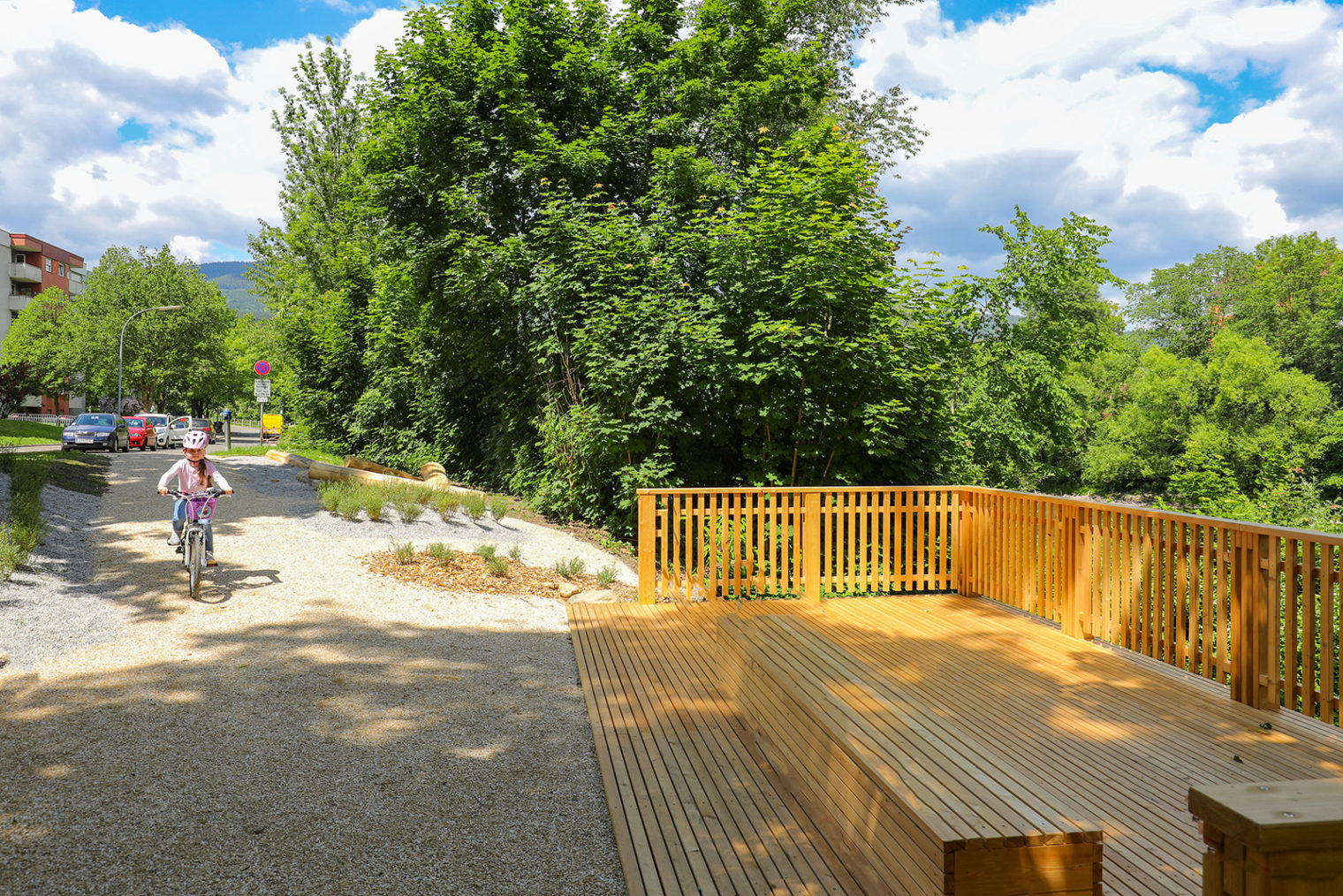 Holzplattform und Radweg