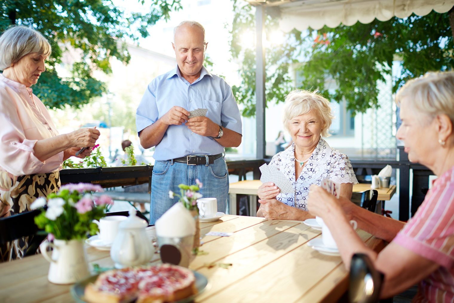 SeniorInnen beim Kartenspielen