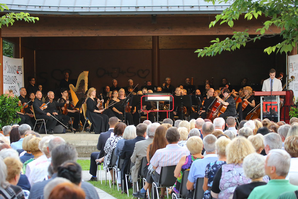 Publikum lauscht den Klängen bei der Sommerphilharmonie in Leoben