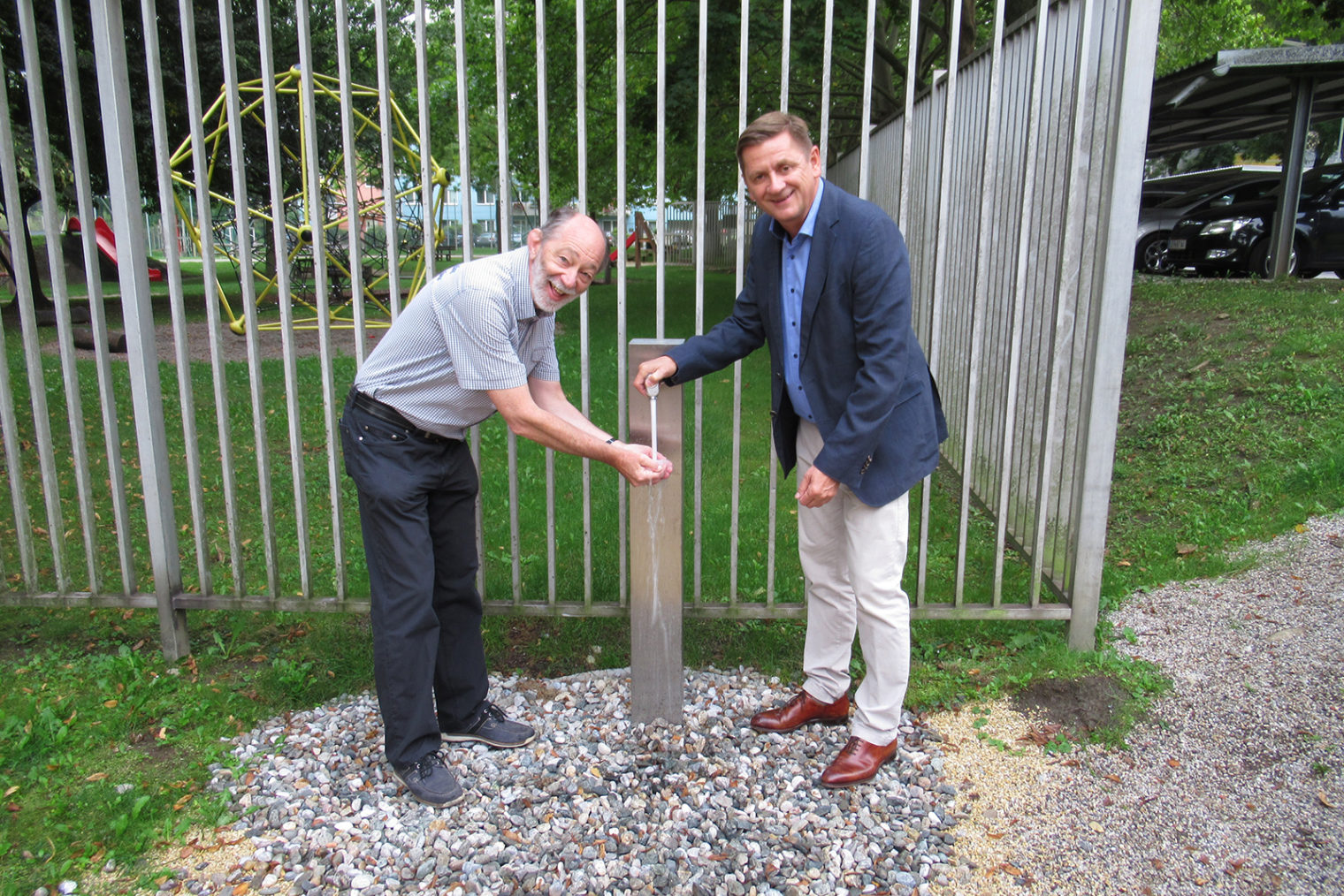 Referatsleiter Kieninger und Bürgermeister Wallner beim neuen Trinkbrunnen.