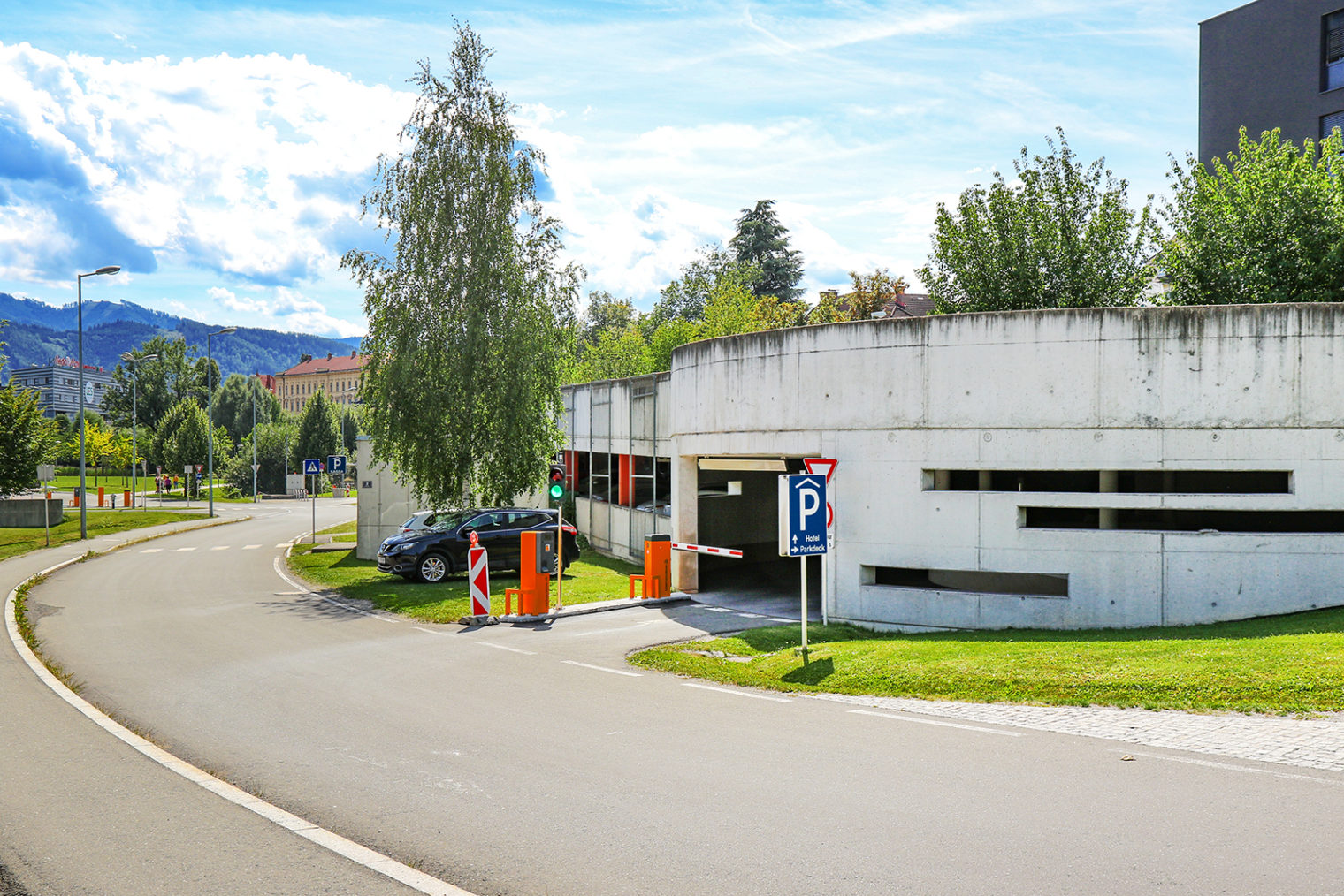 Einfahrt zum Parkdeck Asia Spa Leoben