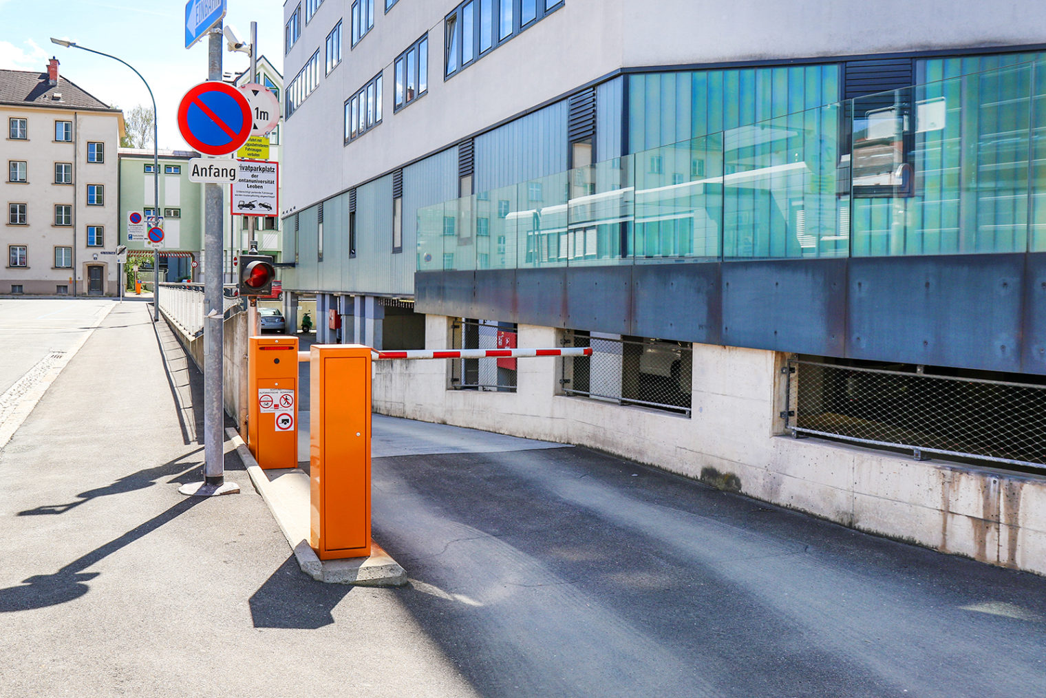 Einfahrt zur Parkgarage IZW