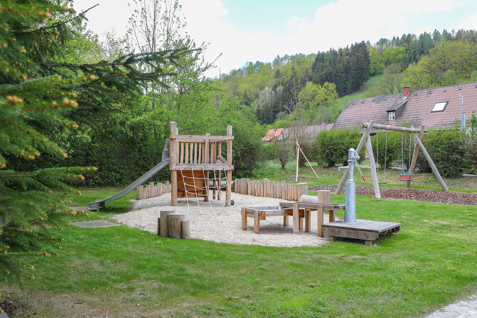 Sandplatz und Klettergerüste am Spielplatz Prolebersiedlung