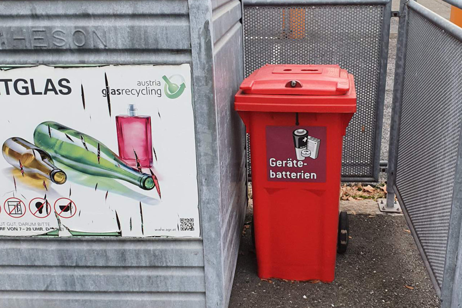 Roter Kunststoffbehälter für Gerätebatterien-Sammlung