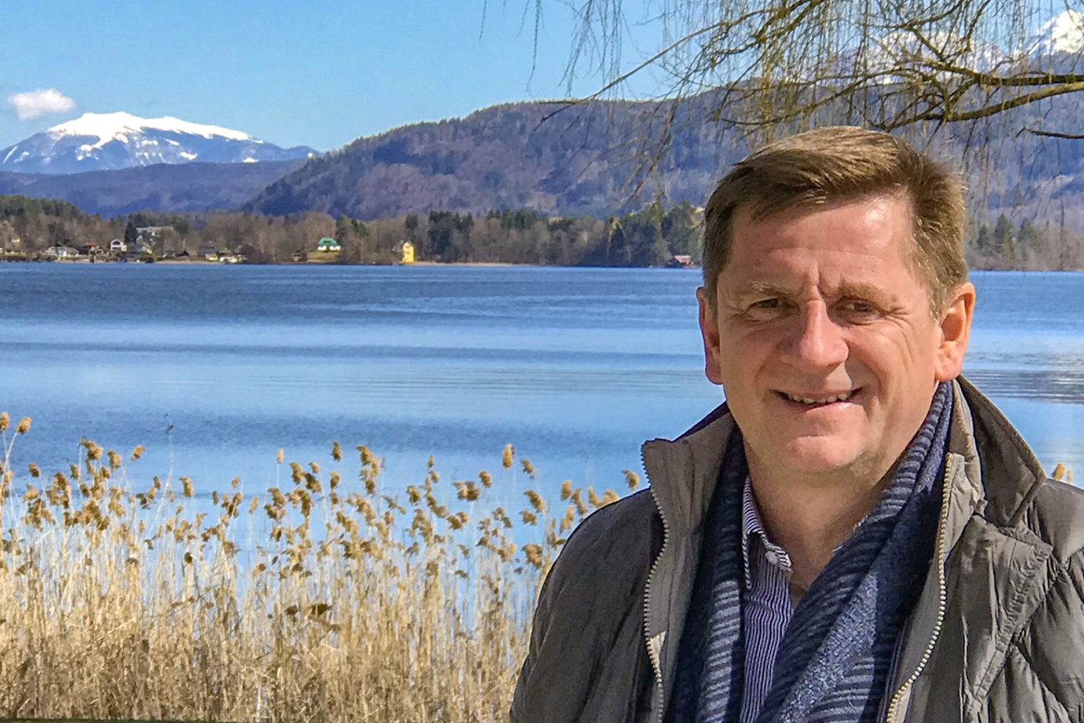 Porträt von Bürgermeister Kurt Wallner mit See im Hintergrund