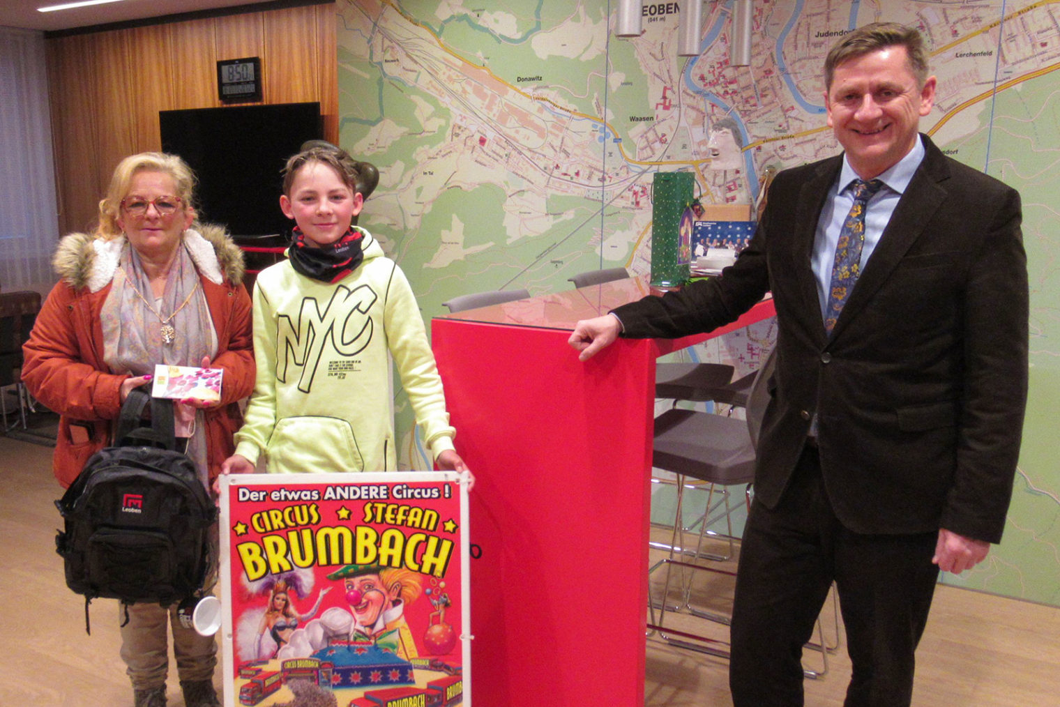 Manuela Brumbach und Sohn Emilio Bernardo bei Bürgermeister Kurt Wallner
