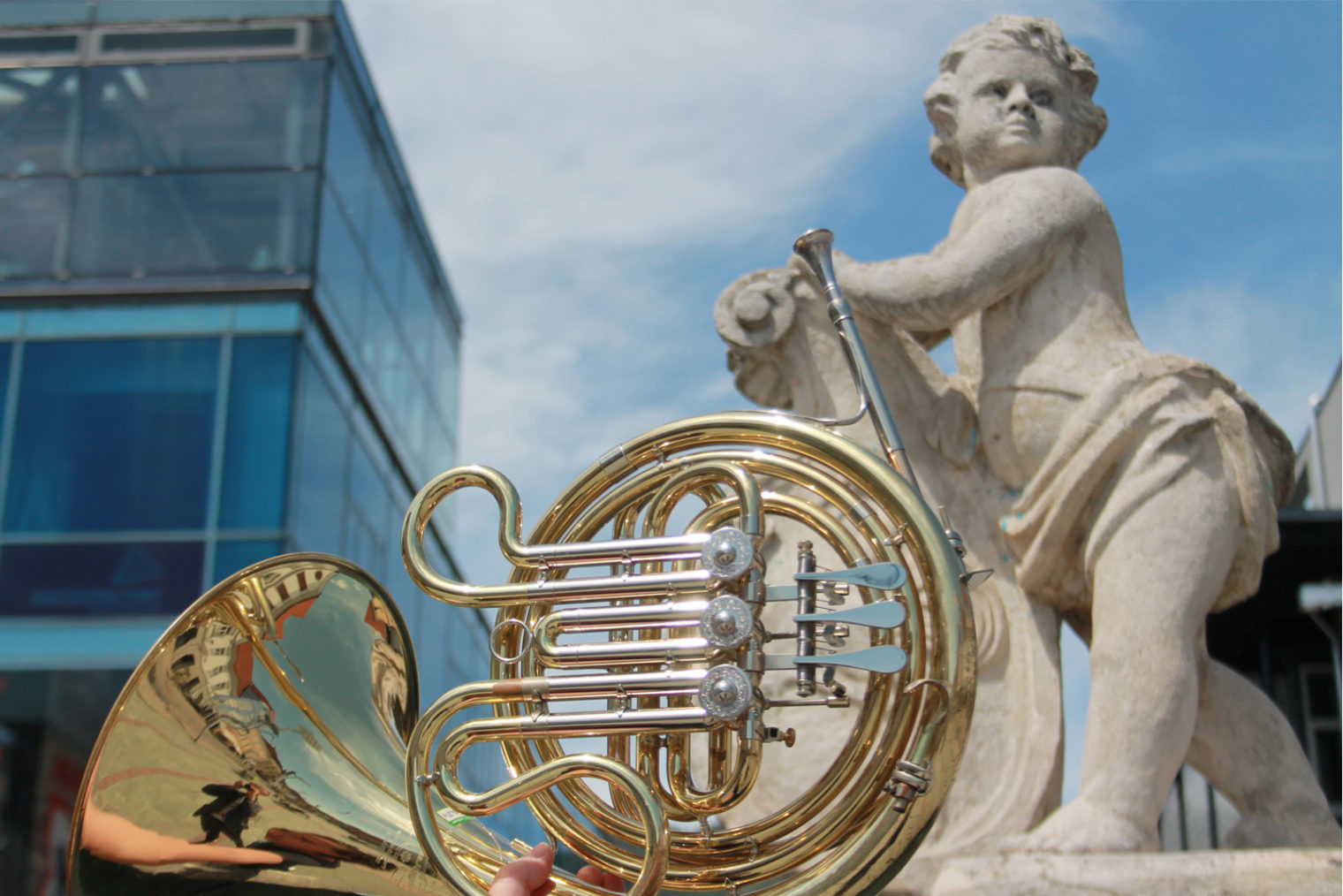 Engelsbrunnen am Hauptplatz Leoben und Musikinstrument Horn